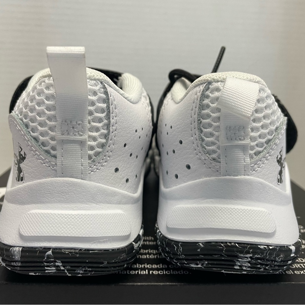 New Under Armour GS Zone
BB 2 Boys Shoe Sneakers Gym
Sports Size 7 3026637-101 - Picture 4 of 13